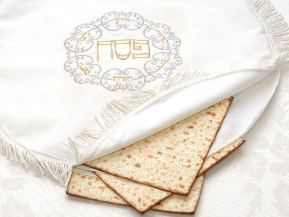 Passover matzah cloth